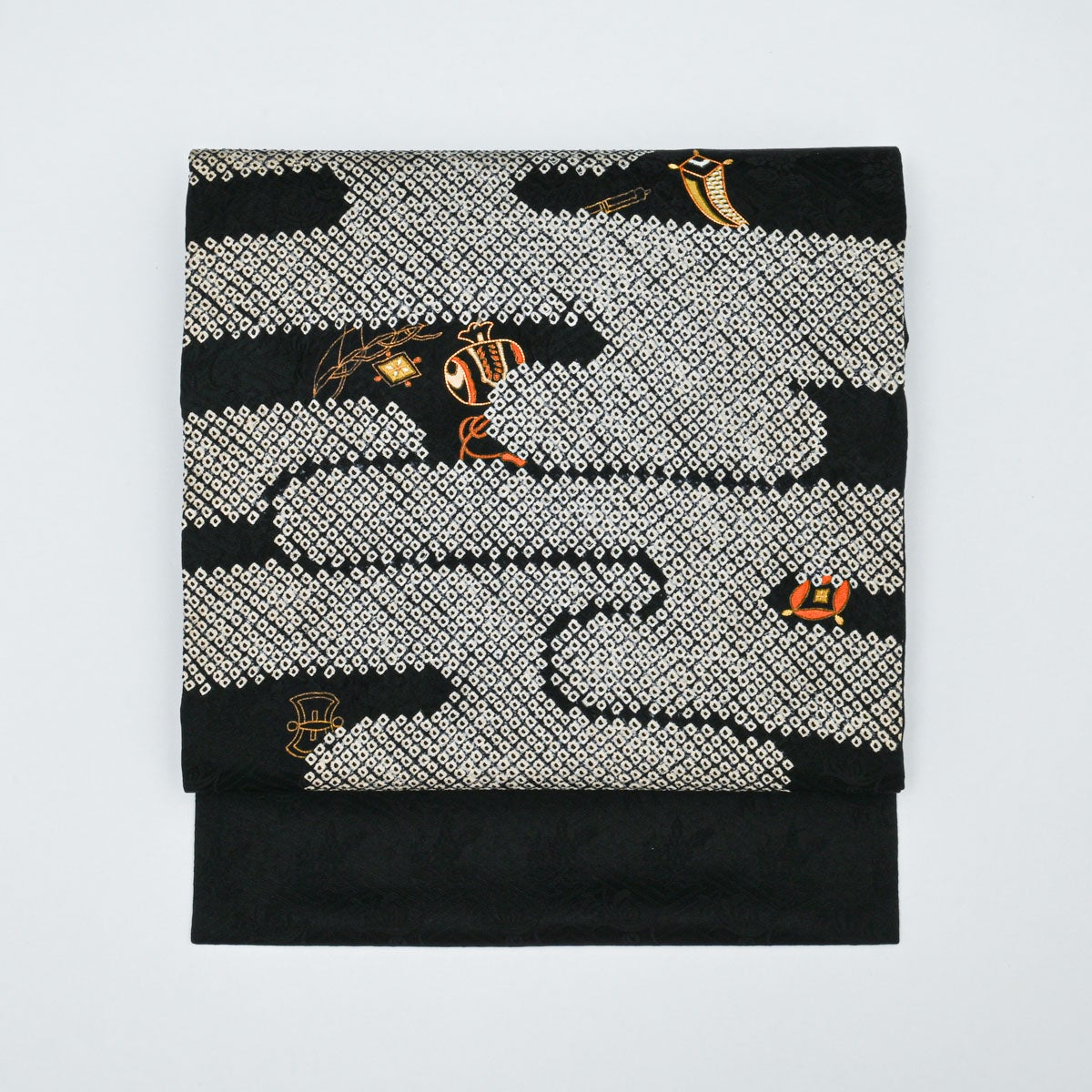 銀座きしや誂品】名古屋帯 鹿の子絞り エ霞文 宝尽し 金駒刺繍 綸子 黒